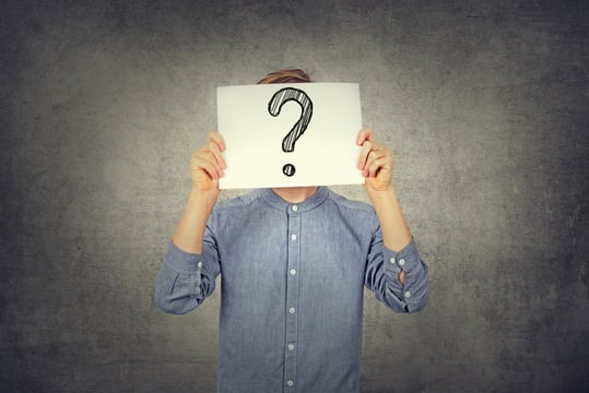 Geanonimiseerde persoon met vraagteken voor het hoofd