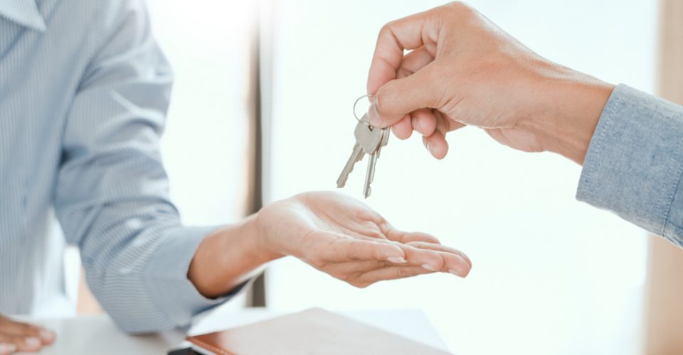 Kan een kind na overlijden van ouders in huurwoning blijven? | JPR Advocaten