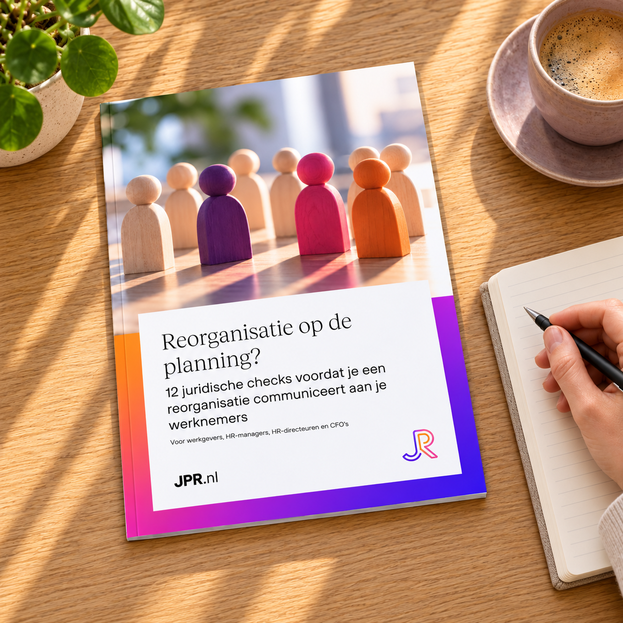 Vierkante JPR-brochure op houten tafel