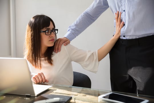 Vrouw weert collega af